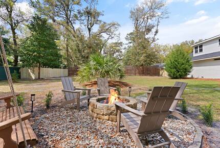 Wesley Oaks Charmer with Golf Cart and Garden Sanctuary - St. Simons Island, Georgia