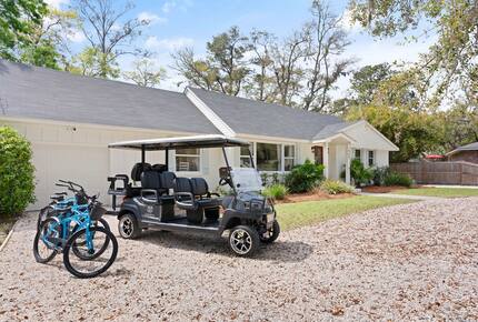 Wesley Oaks Charmer with Golf Cart and Garden Sanctuary - St. Simons Island, Georgia