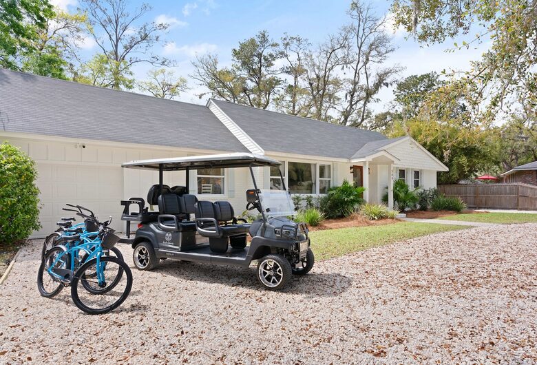 Wesley Oaks Charmer with Golf Cart and Garden Sanctuary - St. Simons Island, Georgia