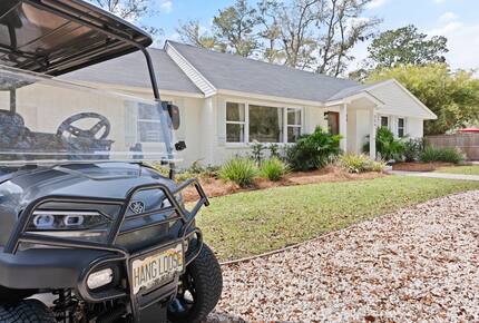 Wesley Oaks Charmer with Golf Cart and Garden Sanctuary - St. Simons Island, Georgia