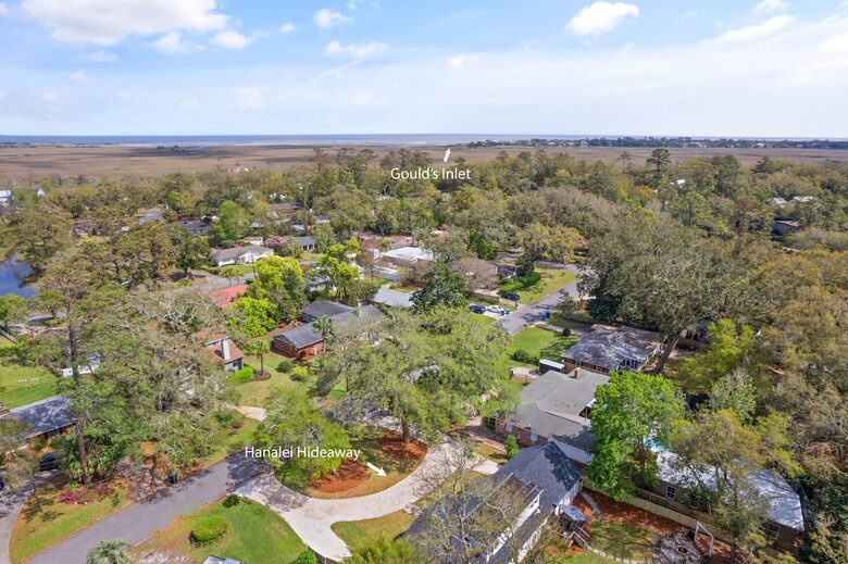 Wesley Oaks Charmer with Golf Cart and Garden Sanctuary - St. Simons Island, Georgia