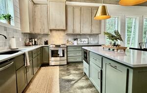 A Pine-Lined Haven Near Broken Bow Lake - Broken Bow, Oklahoma