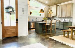 A Pine-Lined Haven Near Broken Bow Lake - Broken Bow, Oklahoma