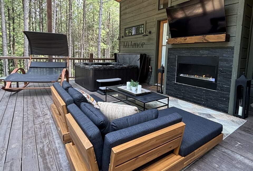 A Pine-Lined Haven Near Broken Bow Lake - Broken Bow, Oklahoma