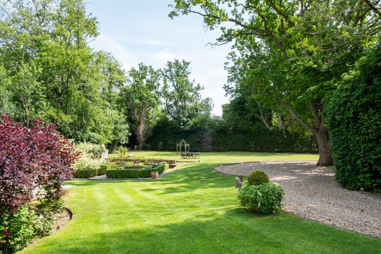 A Masterpiece of Elegance in Ascot’s Prestigious Enclave - Sunningdale, United Kingdom