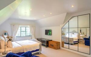 A Masterpiece of Elegance in Ascot’s Prestigious Enclave - Sunningdale, United Kingdom