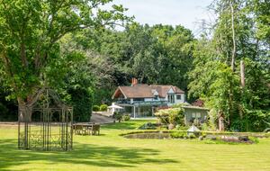 A Masterpiece of Elegance in Ascot’s Prestigious Enclave - Sunningdale, United Kingdom