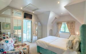 A Masterpiece of Elegance in Ascot’s Prestigious Enclave - Sunningdale, United Kingdom