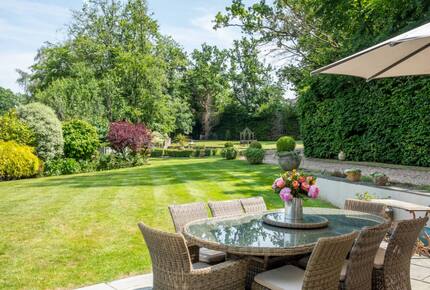 A Masterpiece of Elegance in Ascot’s Prestigious Enclave - Sunningdale, United Kingdom