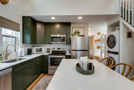 Tracy City Tiny Home Haven with Creek Views and Modern Comfort - Tracy City, Tennessee