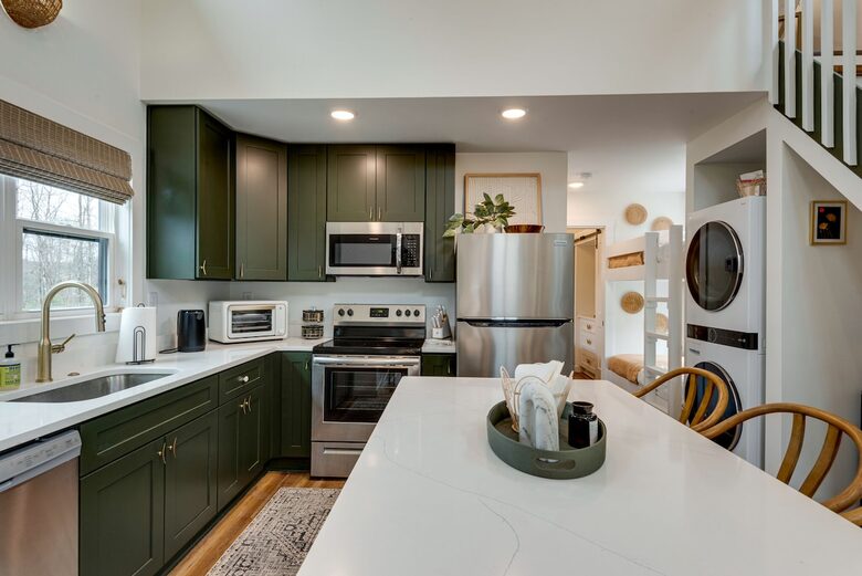 Tracy City Tiny Home Haven with Creek Views and Modern Comfort - Tracy City, Tennessee