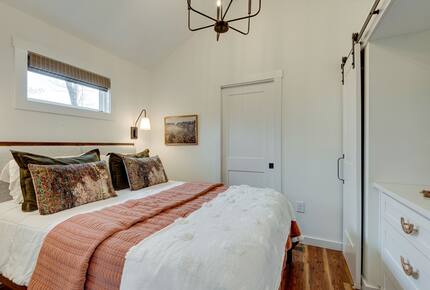 Tracy City Tiny Home Haven with Creek Views and Modern Comfort - Tracy City, Tennessee