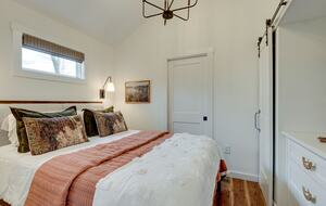 Tracy City Tiny Home Haven with Creek Views and Modern Comfort - Tracy City, Tennessee