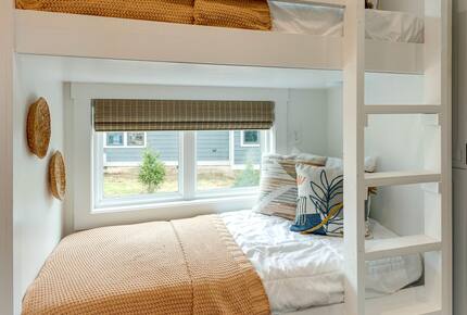 Tracy City Tiny Home Haven with Creek Views and Modern Comfort - Tracy City, Tennessee