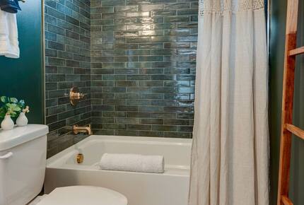 Tracy City Tiny Home Haven with Creek Views and Modern Comfort - Tracy City, Tennessee