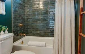 Tracy City Tiny Home Haven with Creek Views and Modern Comfort - Tracy City, Tennessee