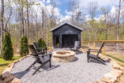 Tracy City Tiny Home Haven with Creek Views and Modern Comfort - Tracy City, Tennessee