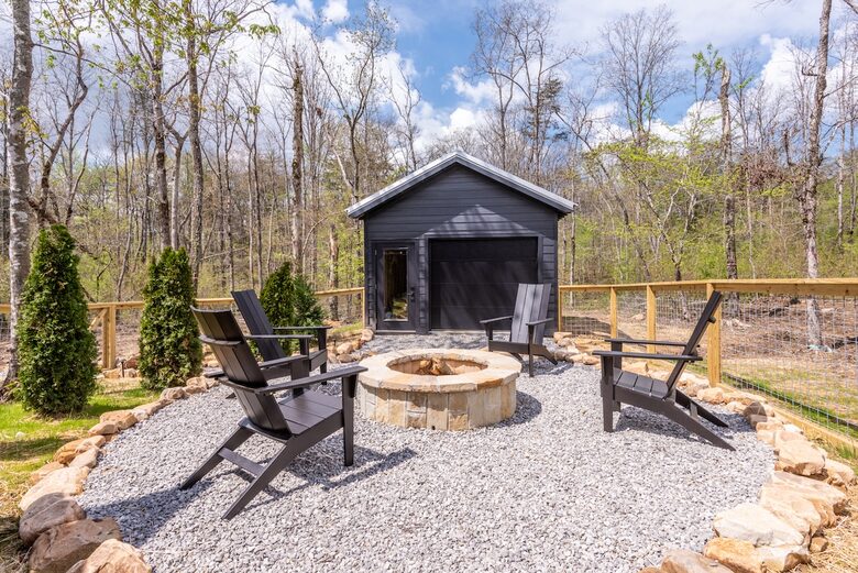 Tracy City Tiny Home Haven with Creek Views and Modern Comfort - Tracy City, Tennessee