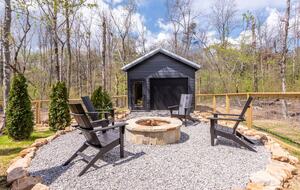 Tracy City Tiny Home Haven with Creek Views and Modern Comfort - Tracy City, Tennessee