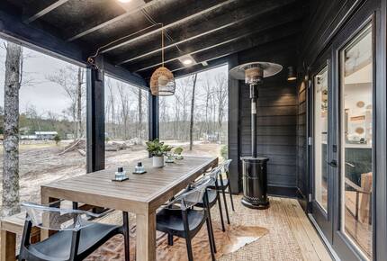 Tracy City Tiny Home Haven with Creek Views and Modern Comfort - Tracy City, Tennessee