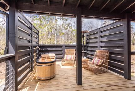 Tracy City Tiny Home Haven with Creek Views and Modern Comfort - Tracy City, Tennessee