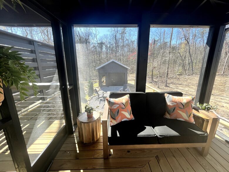 Tracy City Tiny Home Haven with Creek Views and Modern Comfort - Tracy City, Tennessee