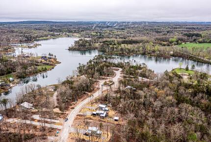Tracy City Tiny Home Haven with Creek Views and Modern Comfort - Tracy City, Tennessee