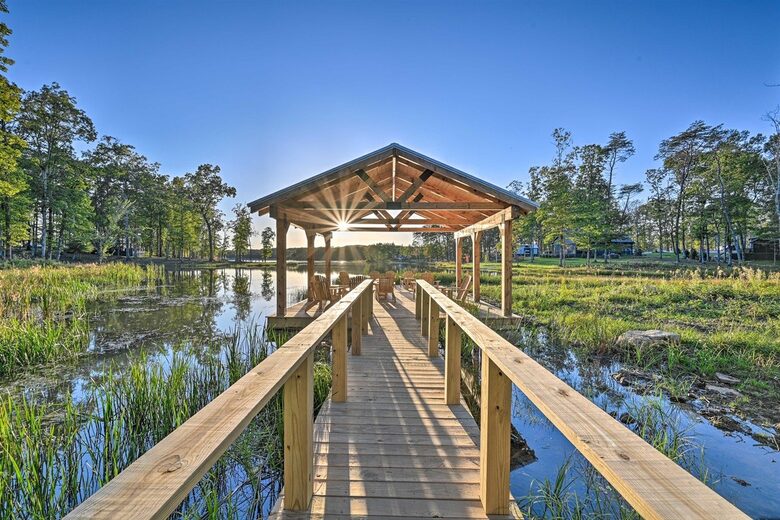 Tracy City Tiny Home Haven with Creek Views and Modern Comfort - Tracy City, Tennessee
