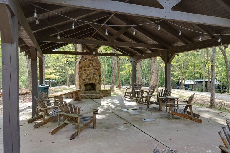 Tracy City Tiny Home Haven with Creek Views and Modern Comfort - Tracy City, Tennessee