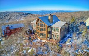 Three-State Views from a Mountain Haven - Beech Mountain, North Carolina