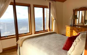 Three-State Views from a Mountain Haven - Beech Mountain, North Carolina