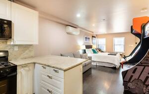 Harlem Brownstone Studio with Vintage Flair - New York, New York