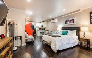 Harlem Brownstone Studio with Vintage Flair - New York, New York