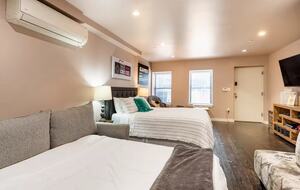 Harlem Brownstone Studio with Vintage Flair - New York, New York