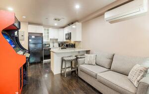 Harlem Brownstone Studio with Vintage Flair - New York, New York