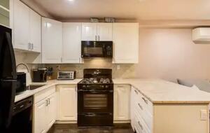 Harlem Brownstone Studio with Vintage Flair - New York, New York