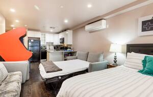 Harlem Brownstone Studio with Vintage Flair - New York, New York