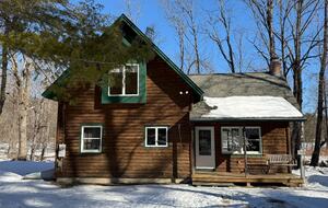 Cozy Cabin with River Views Near Okemo - Proctorsville, Vermont