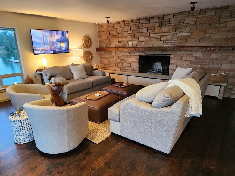 Peaceful Two-Level Retreat Near Mount Rainier - Spanaway, Washington