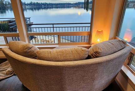 Peaceful Two-Level Retreat Near Mount Rainier - Spanaway, Washington