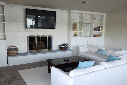 Peaceful Two-Level Retreat Near Mount Rainier - Spanaway, Washington