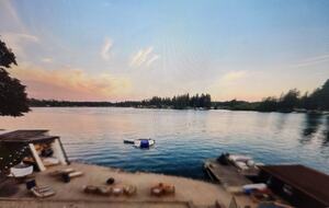 Peaceful Two-Level Retreat Near Mount Rainier - Spanaway, Washington