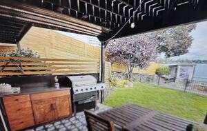 Peaceful Two-Level Retreat Near Mount Rainier - Spanaway, Washington