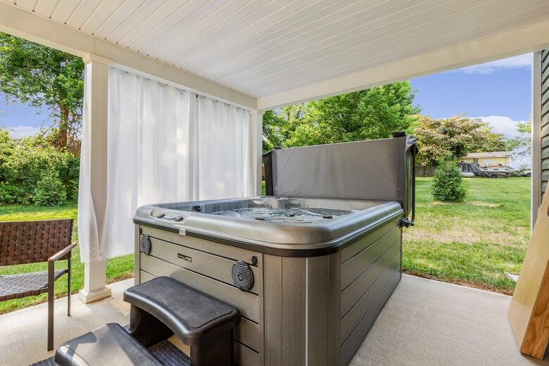 Warm & Welcoming Cottage in the Heart of Horse Country - Simpsonville, Kentucky