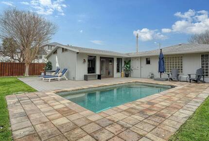 Sophisticated Sarasota Retreat Steps from St. Armands & Lido Beach - Sarasota, Florida