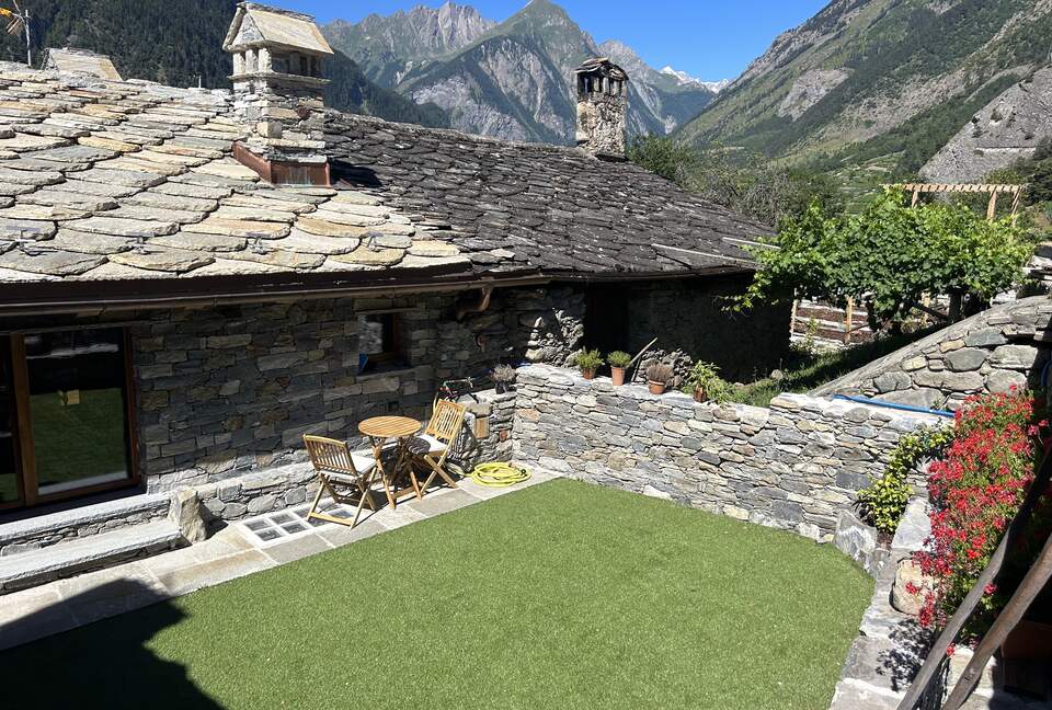 Large terrace with views of vineyards and Mountains