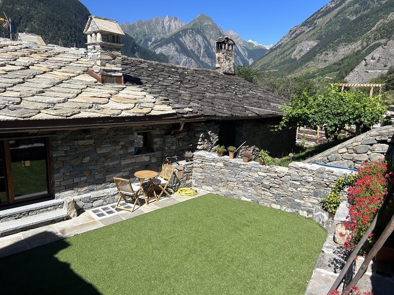 Large terrace with views of vineyards and Mountains