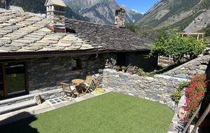 Large terrace with views of vineyards and Mountains