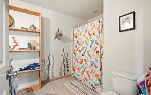 Peaceful Two-Level Retreat Near Mount Rainier - Spanaway, Washington