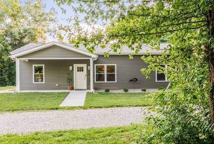 Warm & Welcoming Cottage in the Heart of Horse Country - Simpsonville, Kentucky